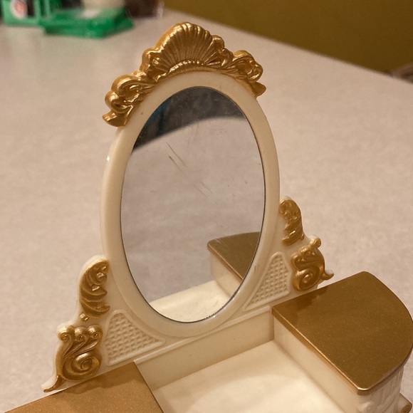 Vintage 1970s Barbie dresser with mirror. - Picture 5 of 7